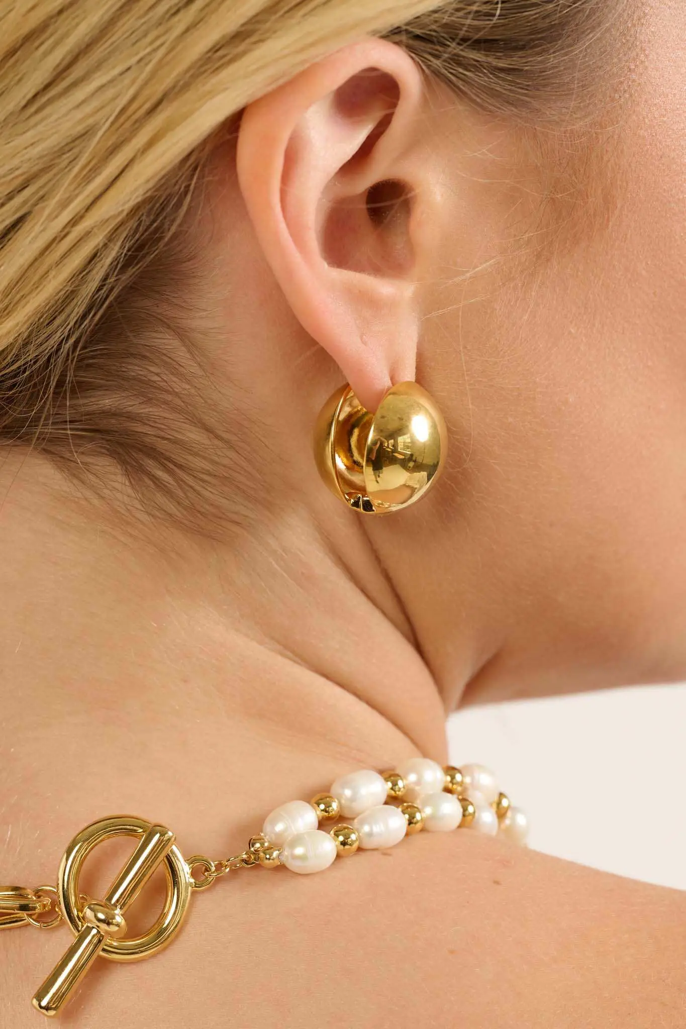 Cahuenga Sphere Huggie Earrings - Image 3