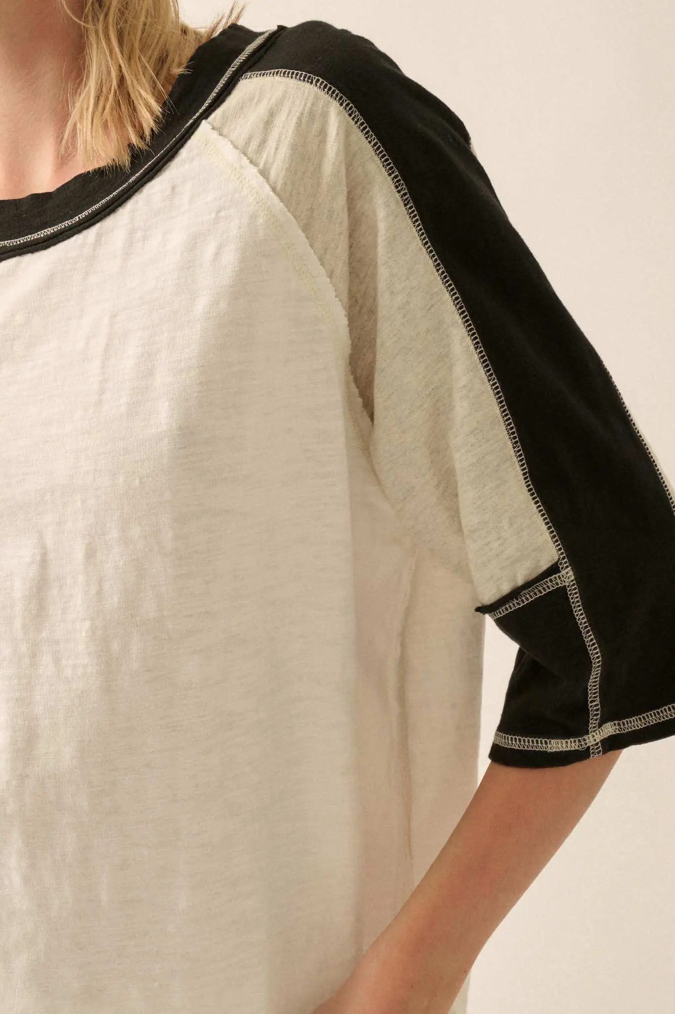 Easy Fit Colorblock Raw-Edge Oversize Raglan Tee - Image 3