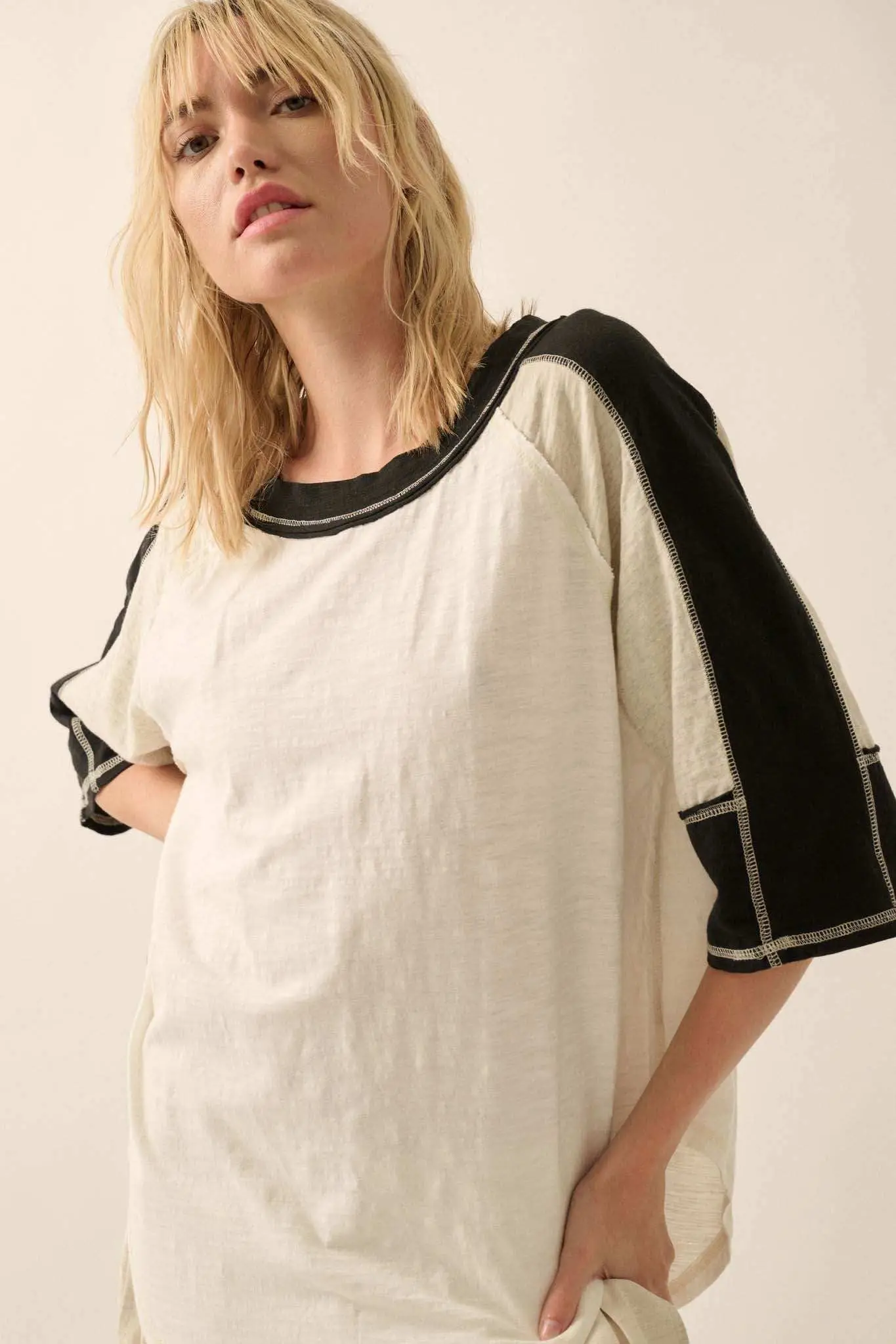 Easy Fit Colorblock Raw-Edge Oversize Raglan Tee - Image 4