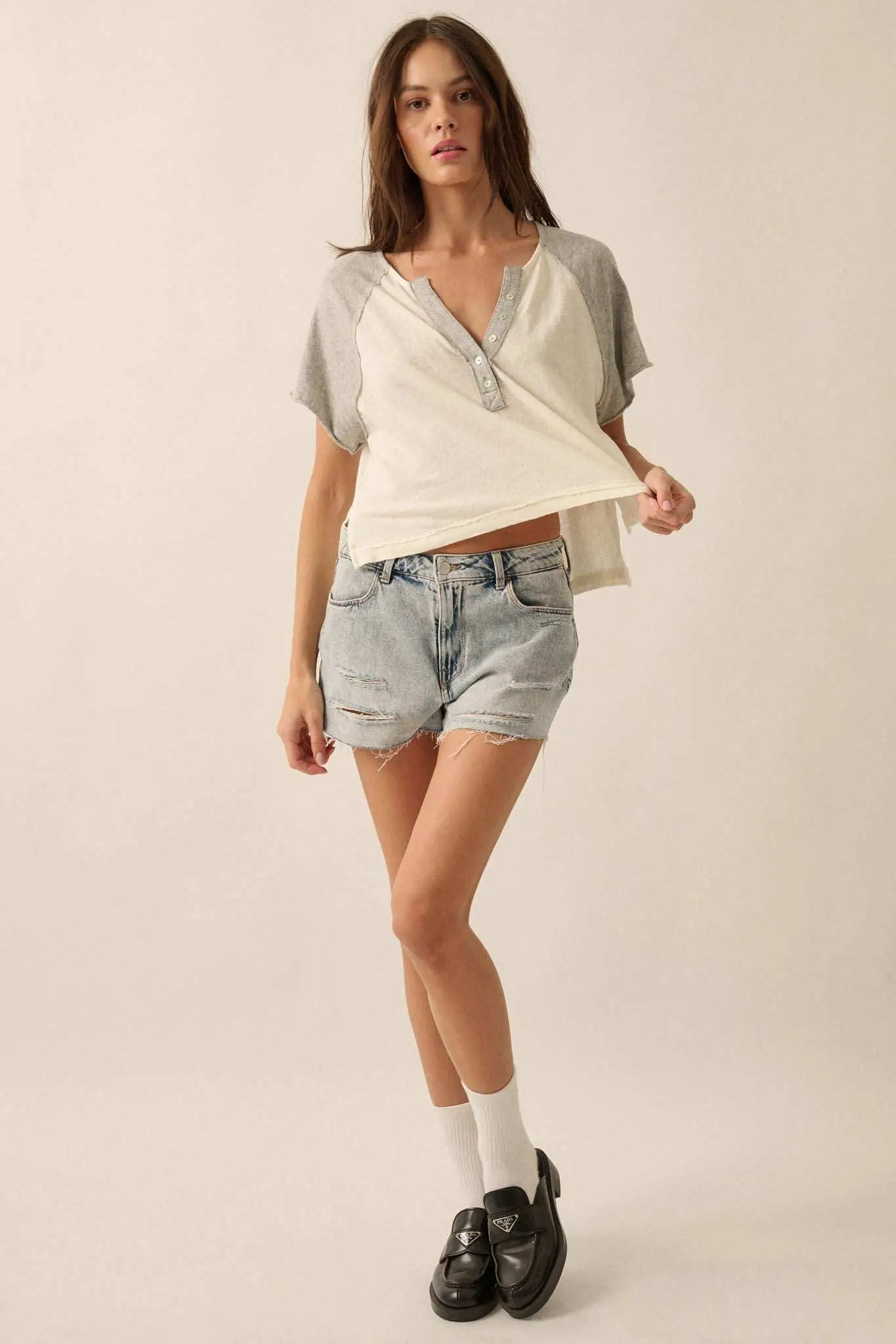 Easy Fit Cropped Raw-Edge Henley Raglan Tee - Image 10