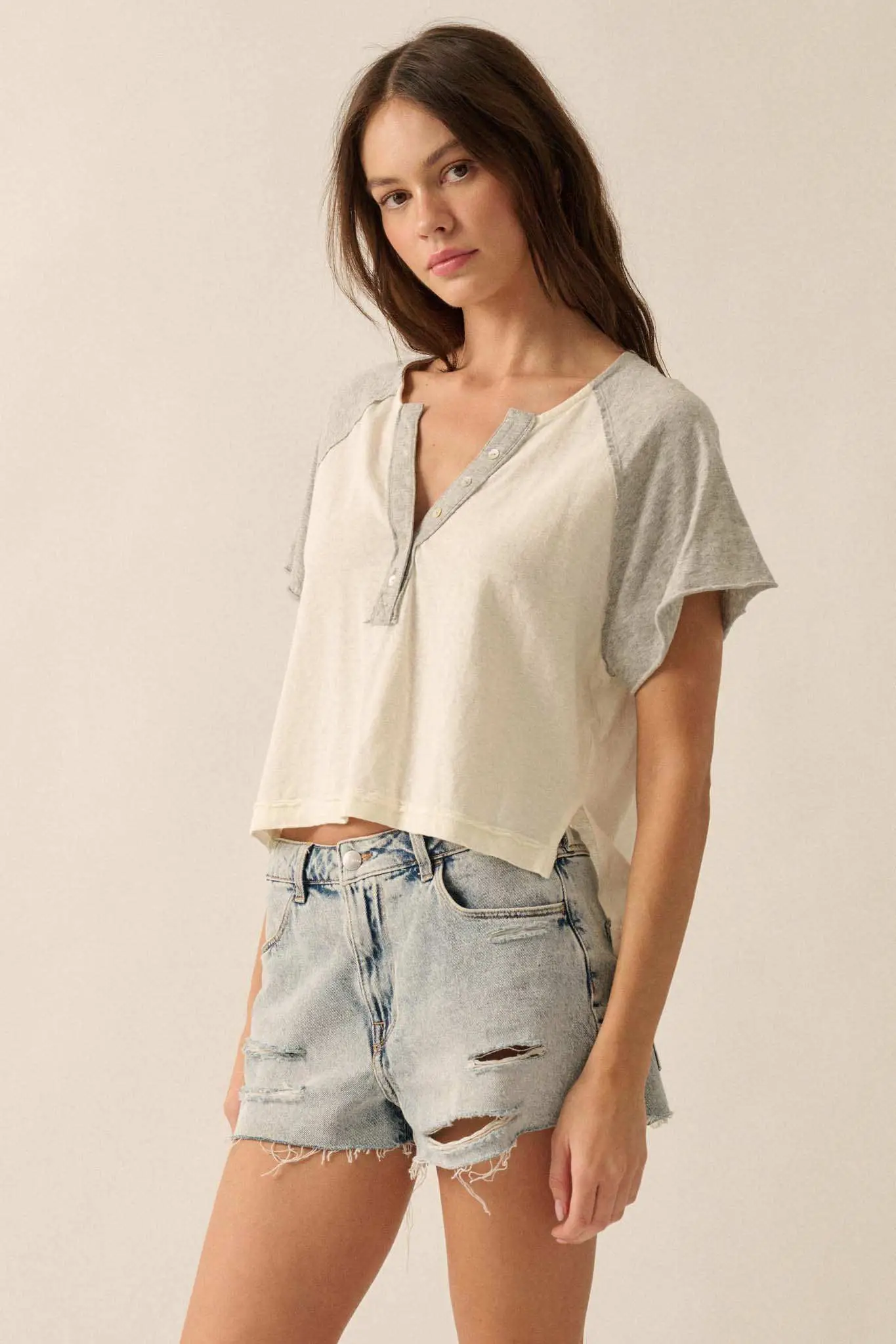 Easy Fit Cropped Raw-Edge Henley Raglan Tee - Image 11