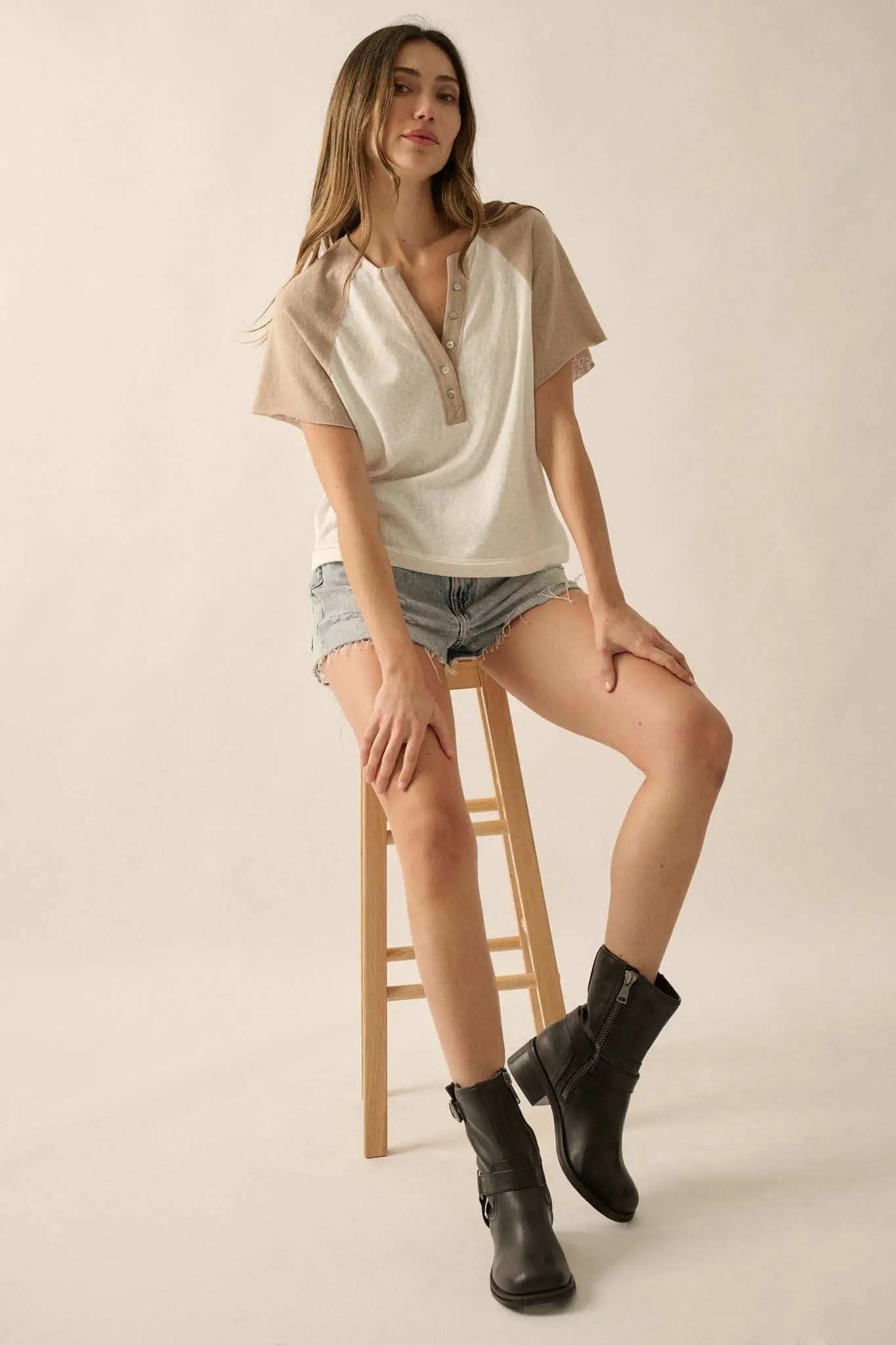 Easy Fit Cropped Raw-Edge Henley Raglan Tee - Image 15