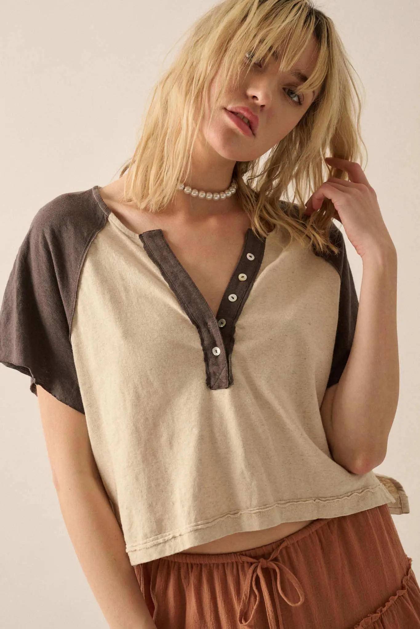 Easy Fit Cropped Raw-Edge Henley Raglan Tee - Image 4