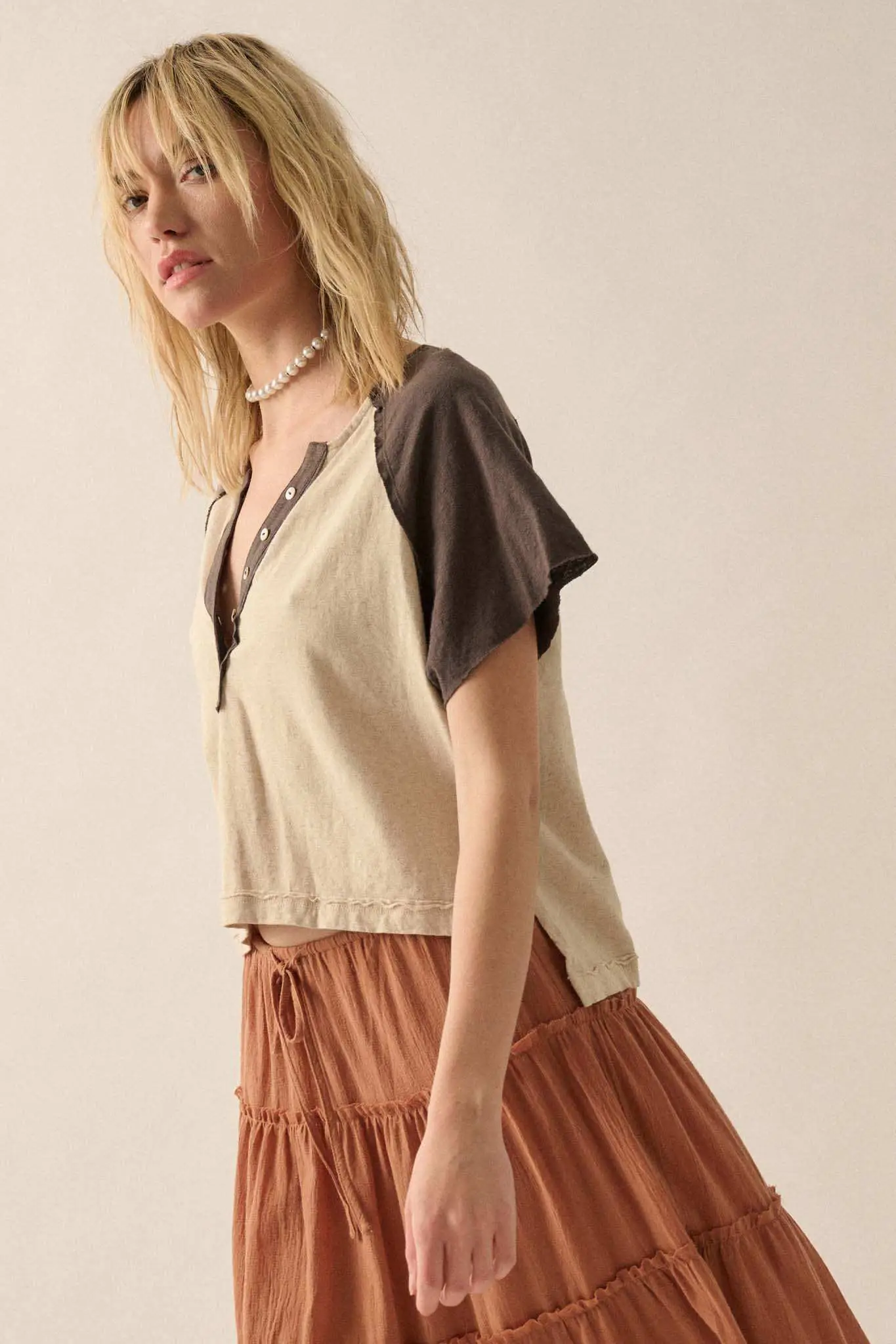 Easy Fit Cropped Raw-Edge Henley Raglan Tee - Image 5