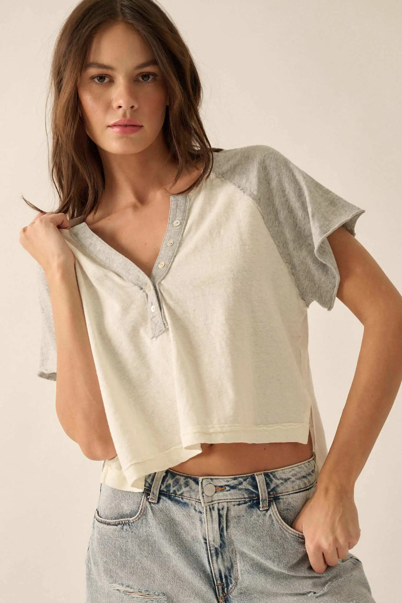 Easy Fit Cropped Raw-Edge Henley Raglan Tee - Image 8