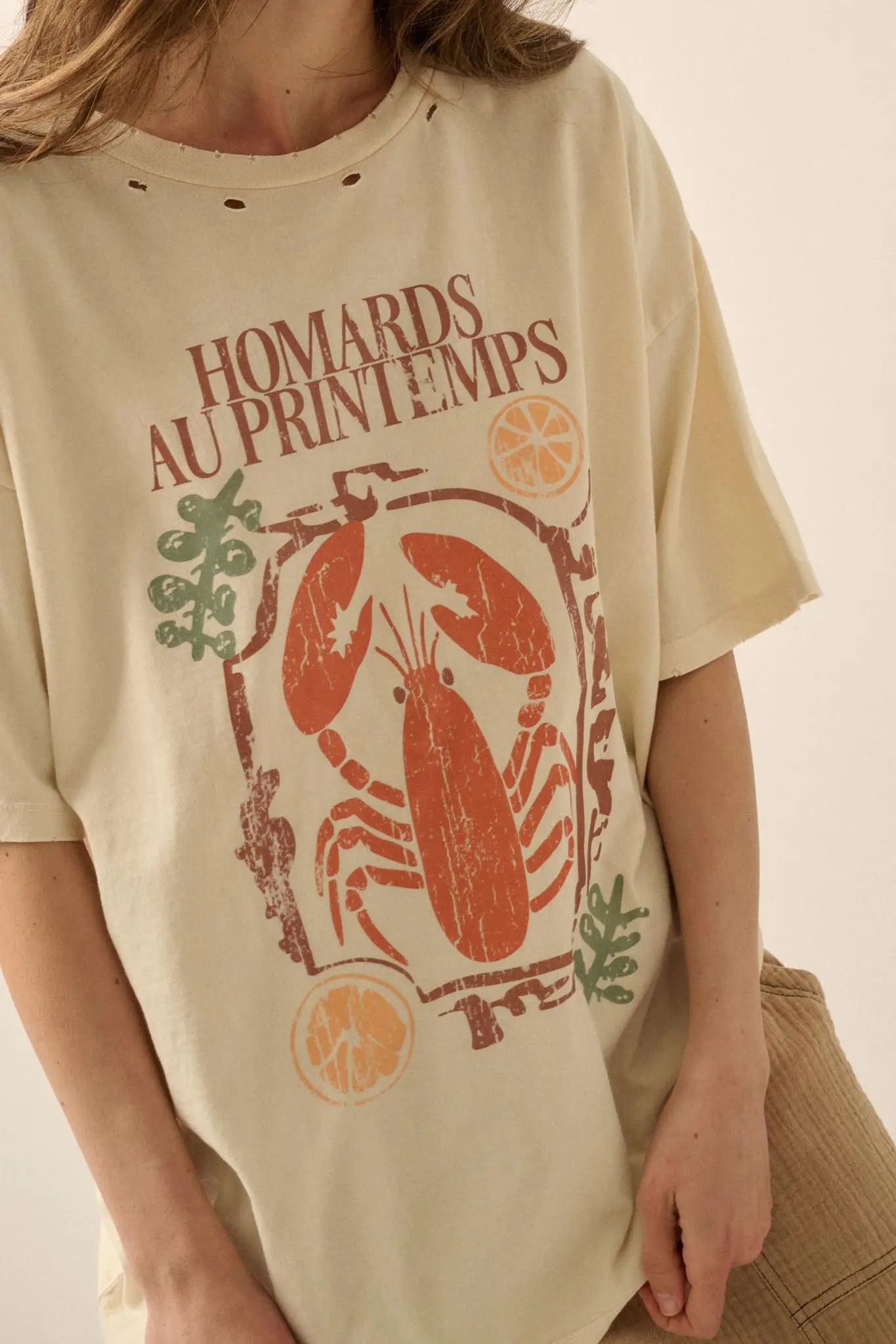 Homards Au Printemps Distressed Lobster Graphic Tee - Image 2