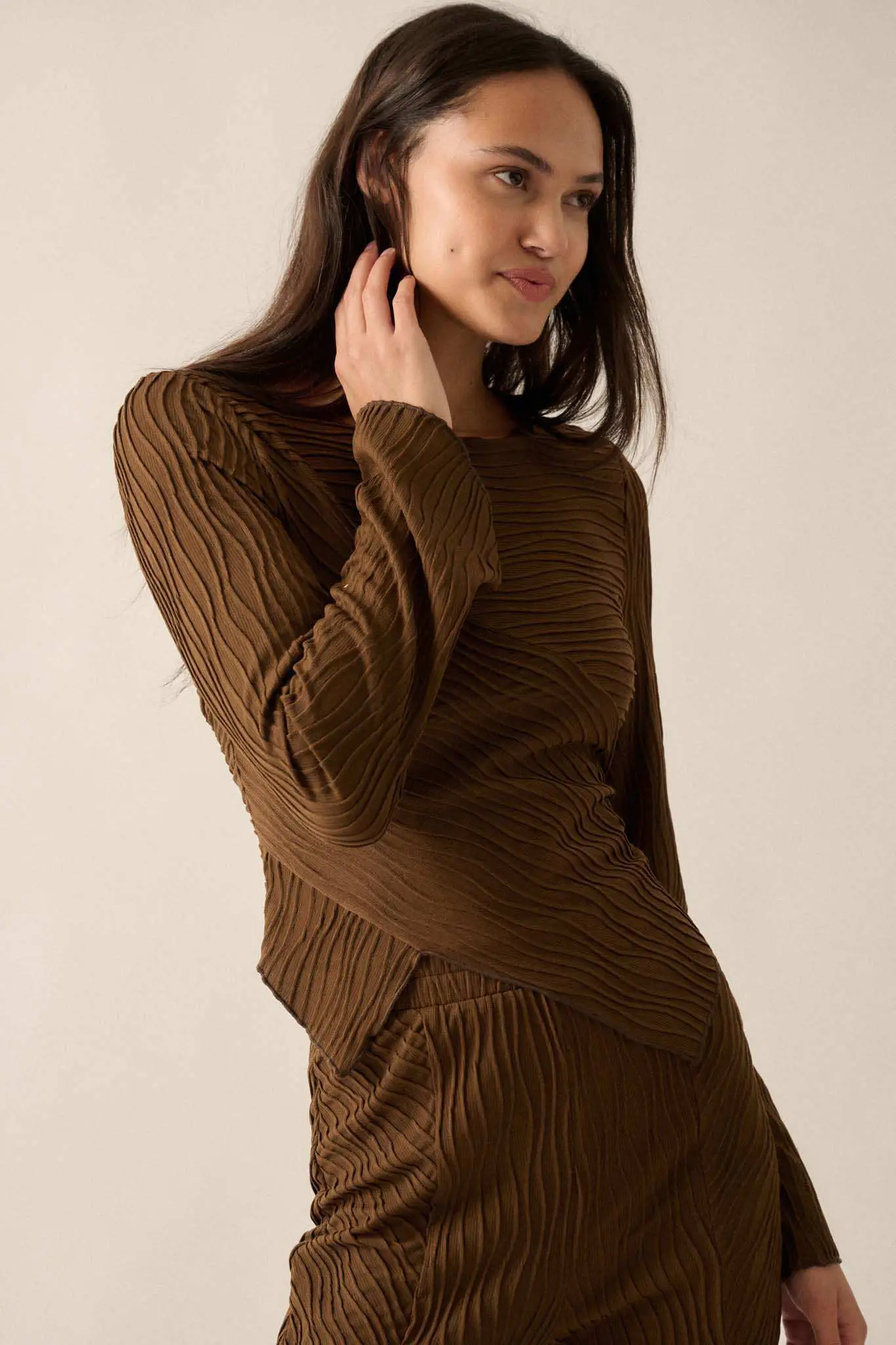 So It Flows Wavy Ribbed-Knit Asymmetrical Top - Image 4