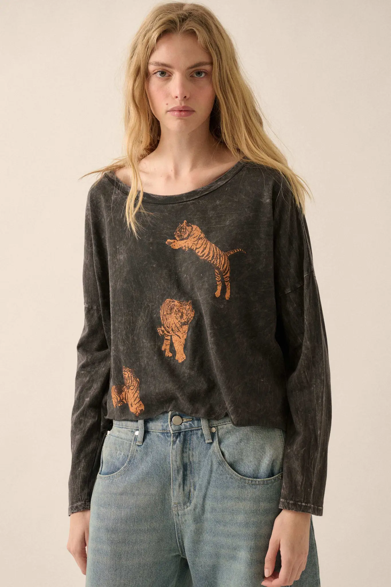 Tiger Trio Cropped Long-Sleeve Graphic Tee - Image 4