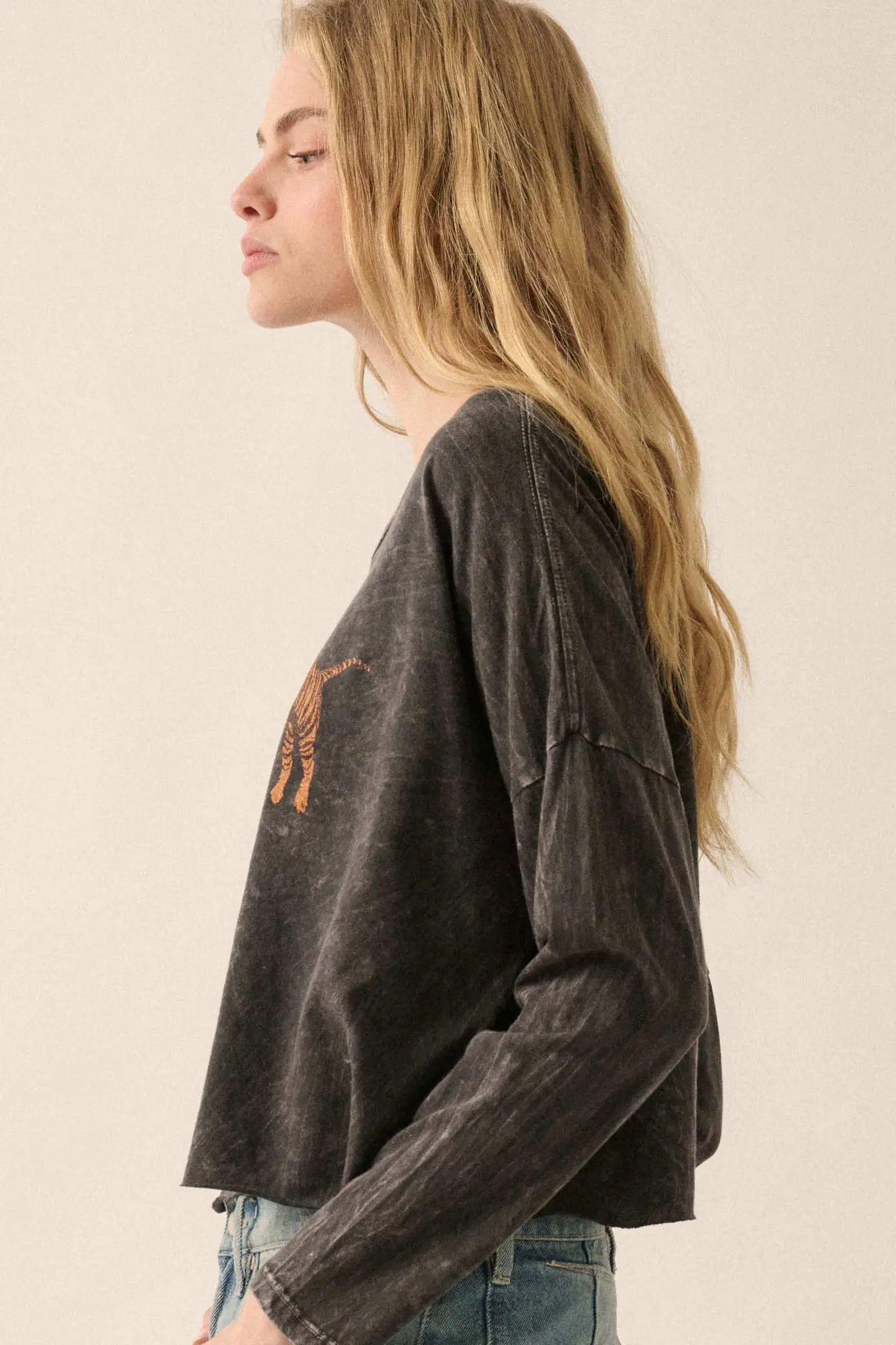 Tiger Trio Cropped Long-Sleeve Graphic Tee - Image 5