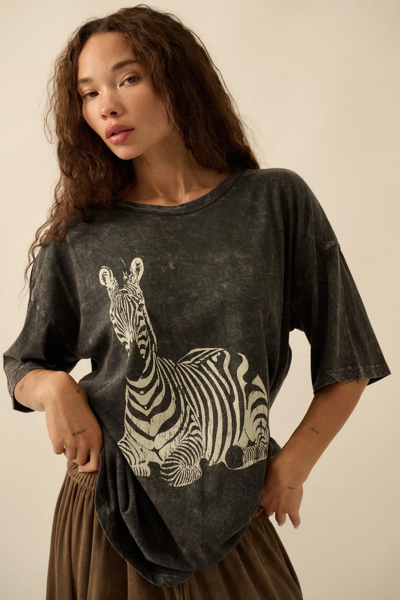 Zebra Crossing Vintage-Wash Oversize Graphic Tee - Image 4